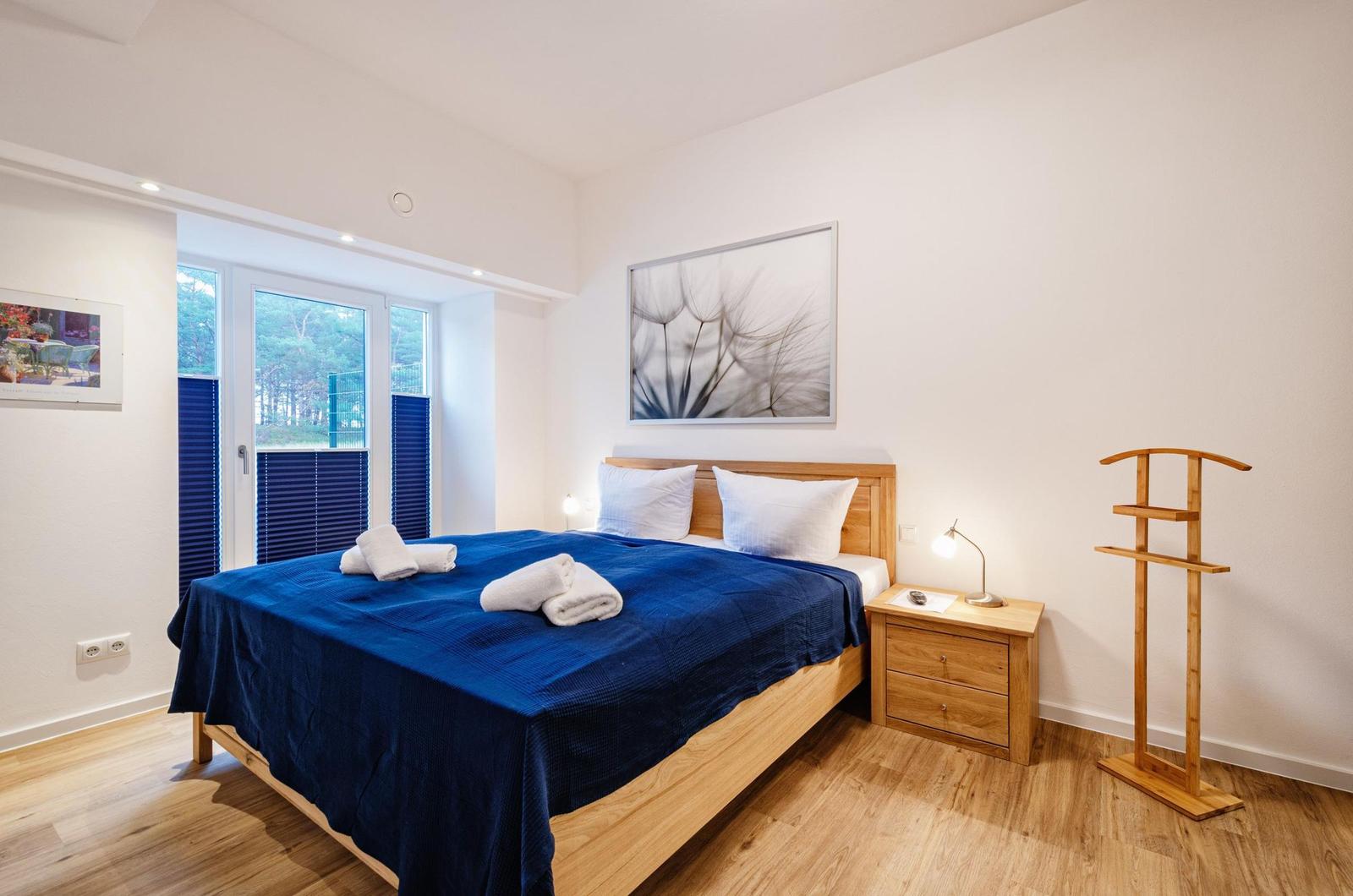 Schlafzimmer 1, Doppelbett (180x200), TV