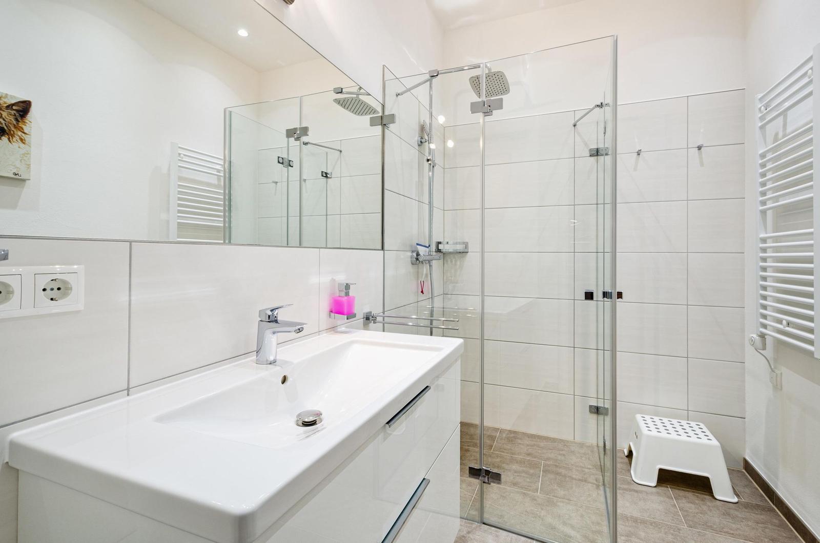 Badezimmer: Regendusche, Haartrockner, WC
