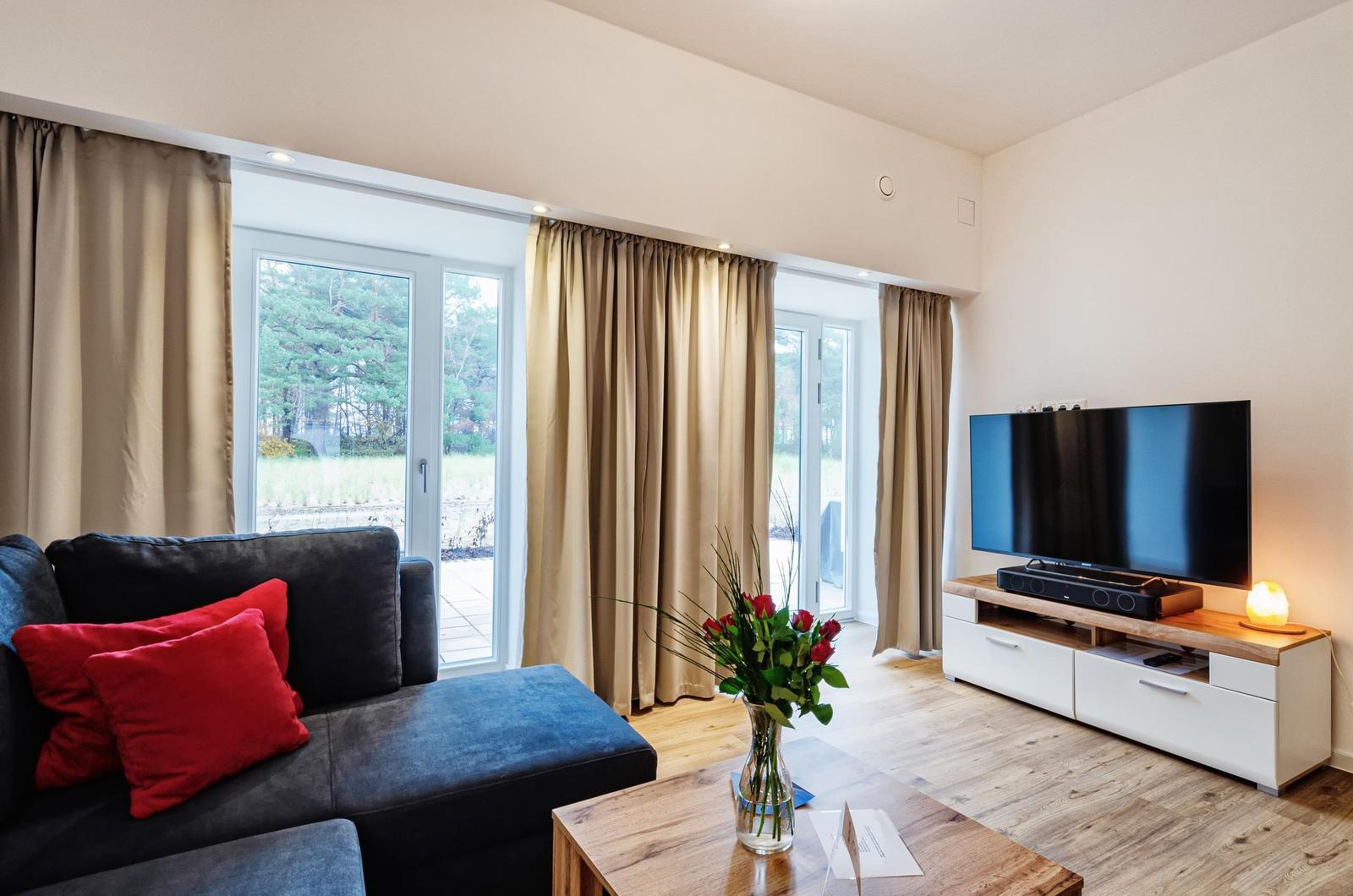Wohnzimmer: Schlafsofa, TV (Netflix mit eigenen Zugangsdaten möglich),Zugang zur Terrasse