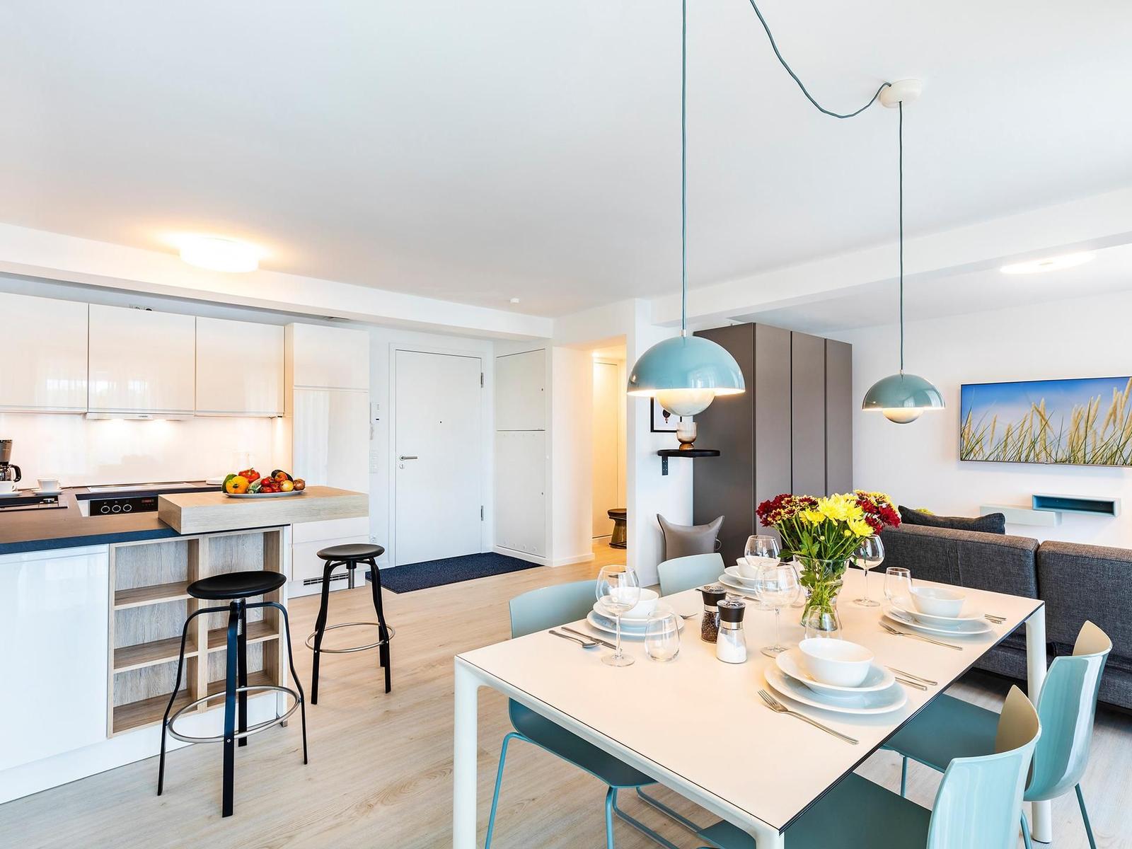 Wohnzimmer: Schlafsofa, TV, Zugang zum Balkon