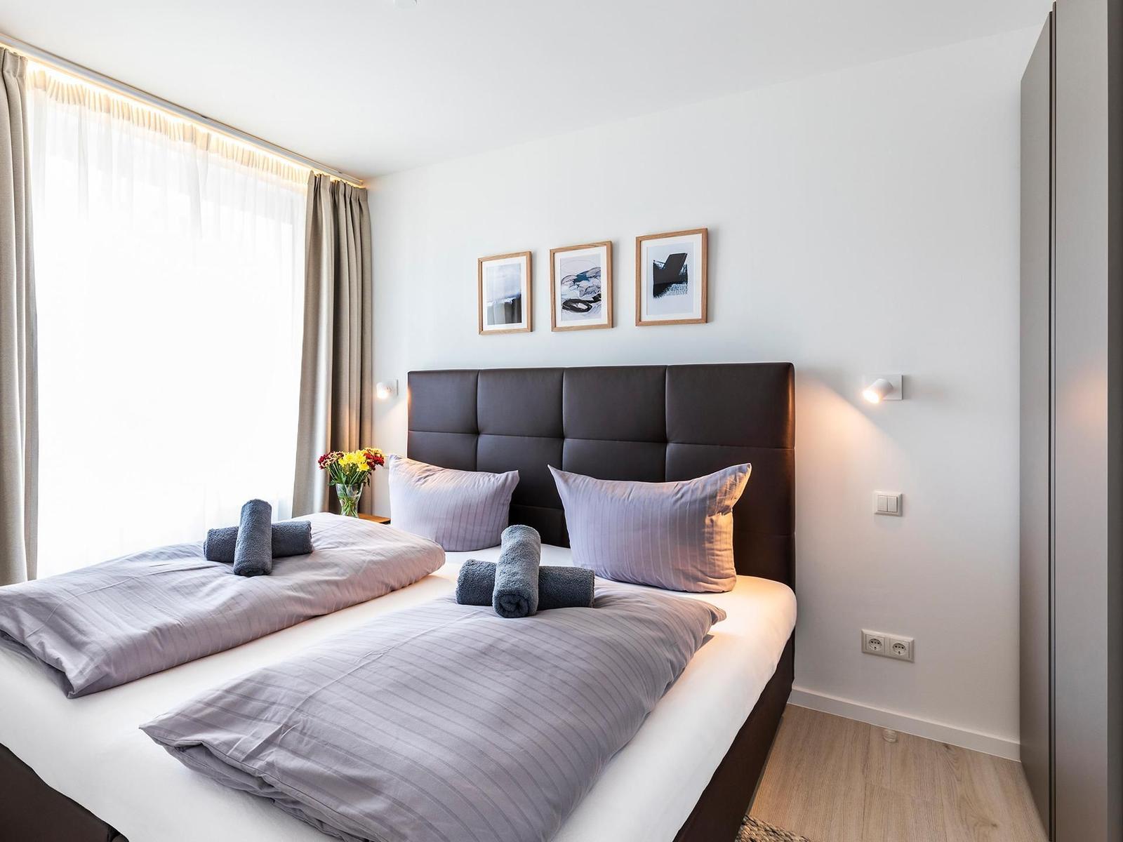 Schlafzimmer: Doppelbett (180x200), Kleiderschrank, TV