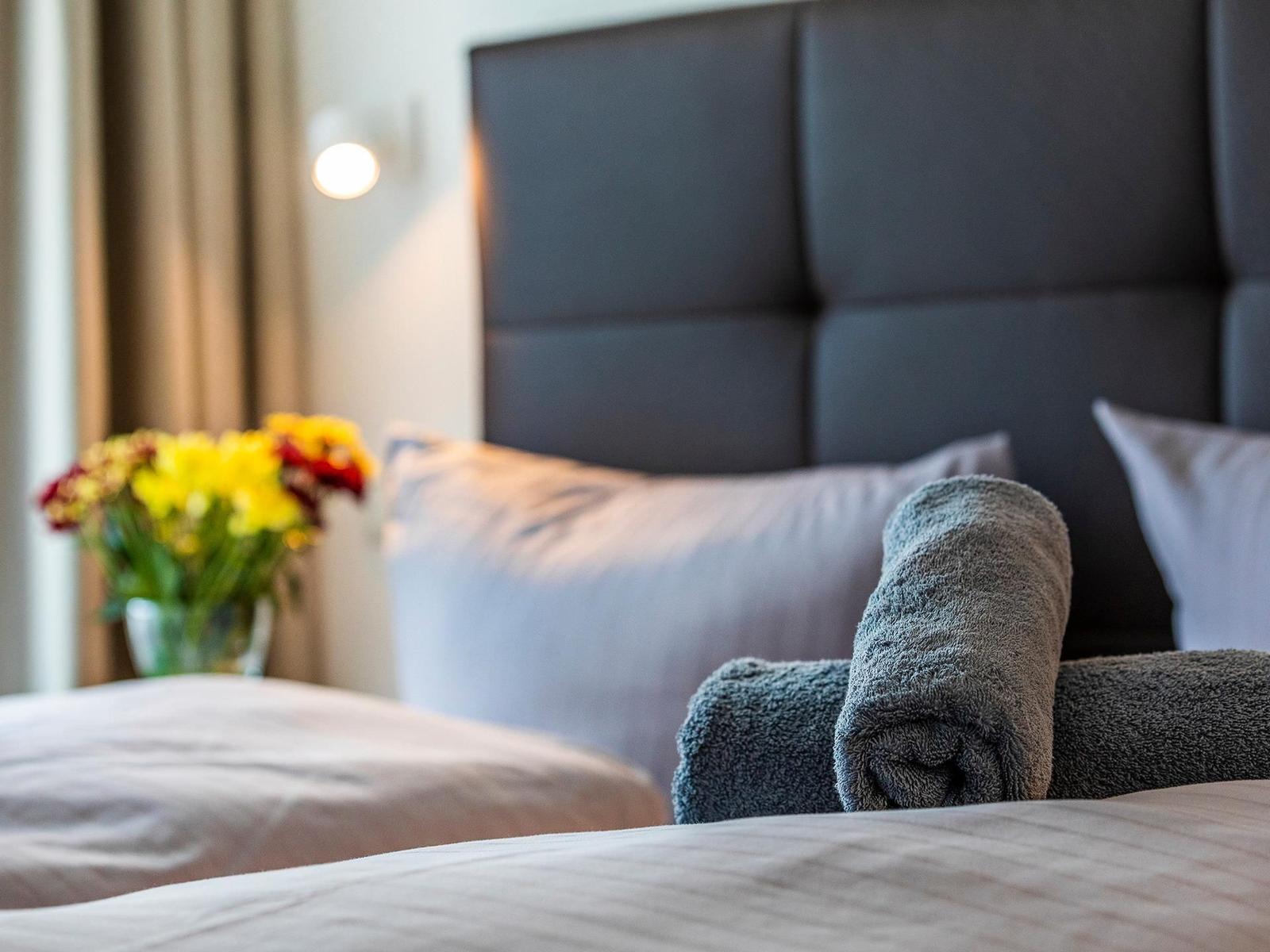 Schlafzimmer: Doppelbett (180x200), Kleiderschrank, TV