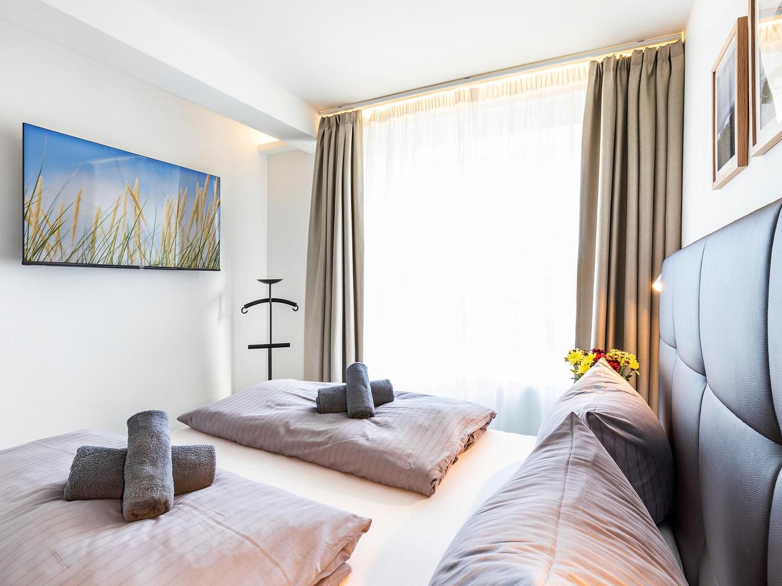 Schlafzimmer: Doppelbett (180x200), Kleiderschrank, TV