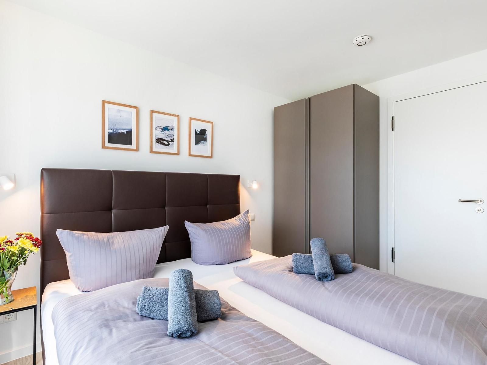 Schlafzimmer: Doppelbett (180x200), Kleiderschrank, TV