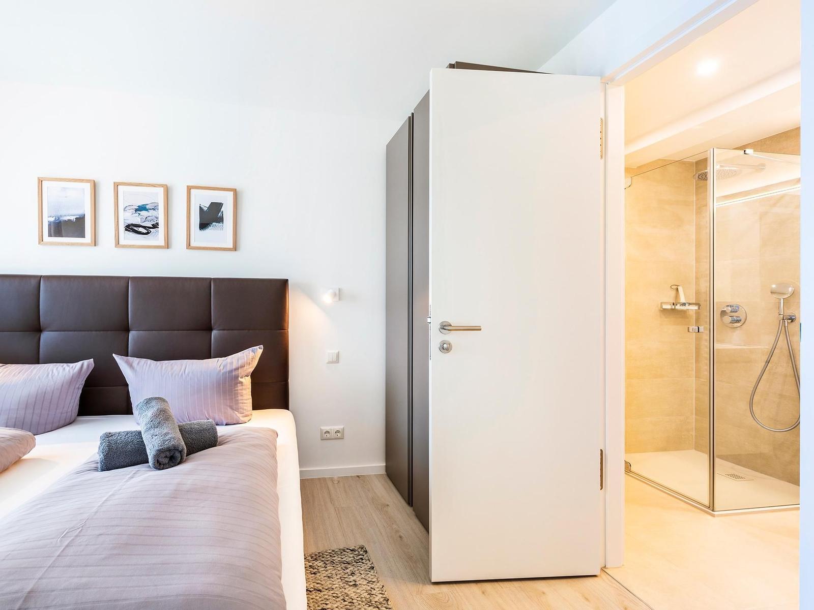Schlafzimmer: Doppelbett (180x200), Kleiderschrank, TV