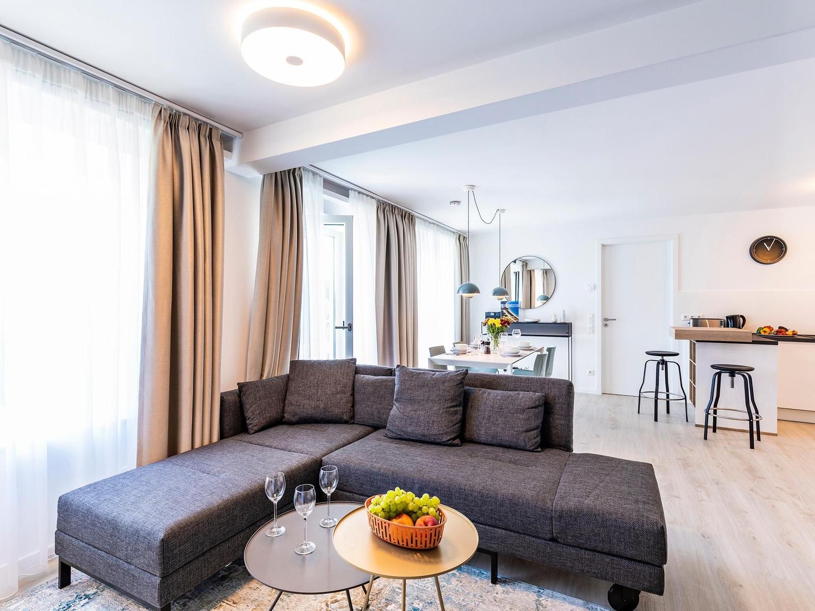 Wohnzimmer: Schlafsofa, TV, Zugang zum Balkon