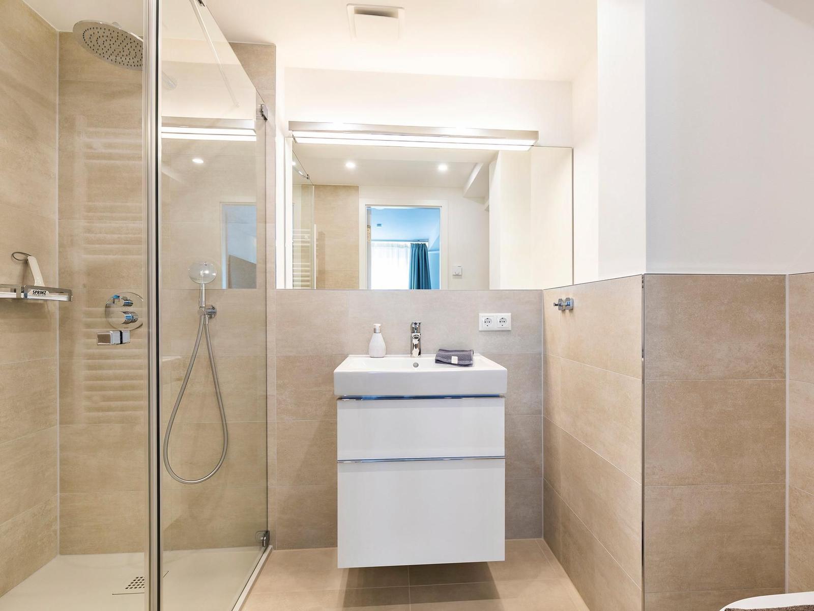 Badezimmer: Regendusche, WC, Haartrockner