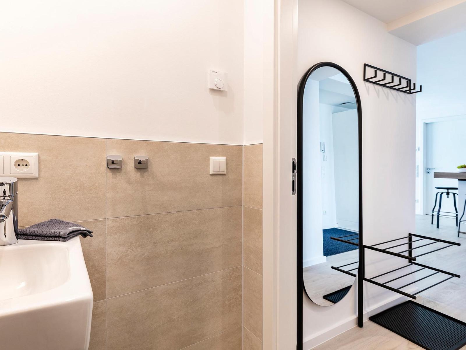 Badezimmer: Regendusche, WC, Haartrockner