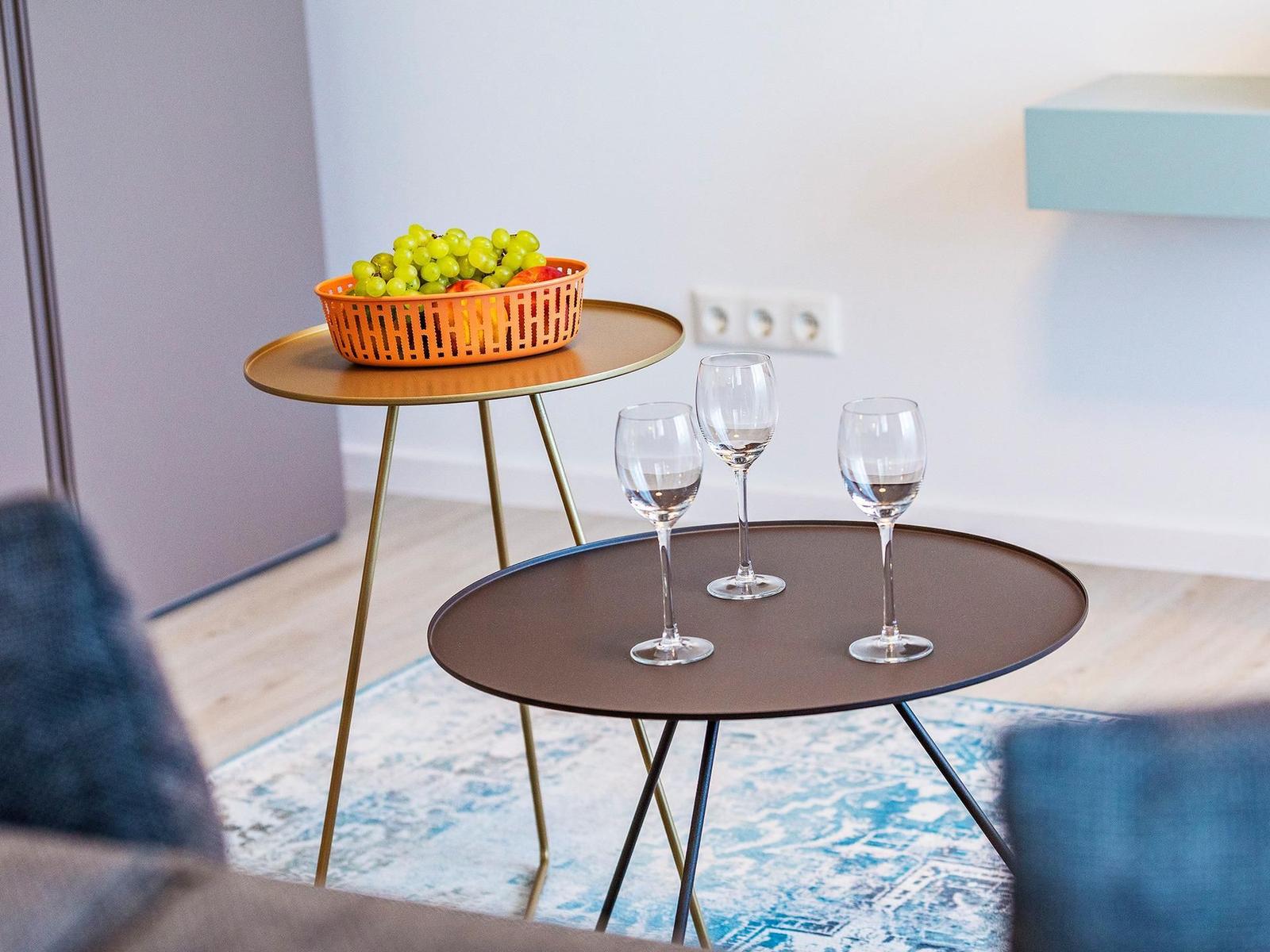 Wohnzimmer: Schlafsofa, TV, Zugang zum Balkon