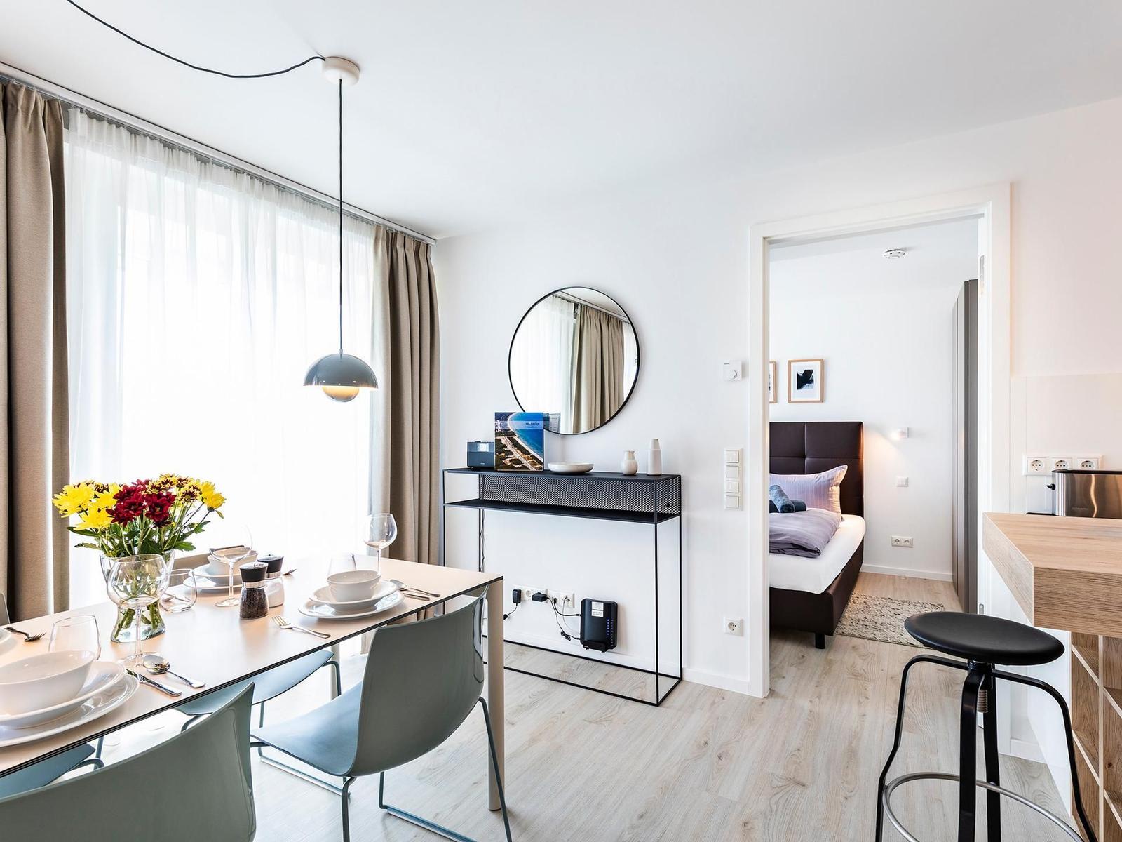 Wohnzimmer: Schlafsofa, TV, Zugang zum Balkon