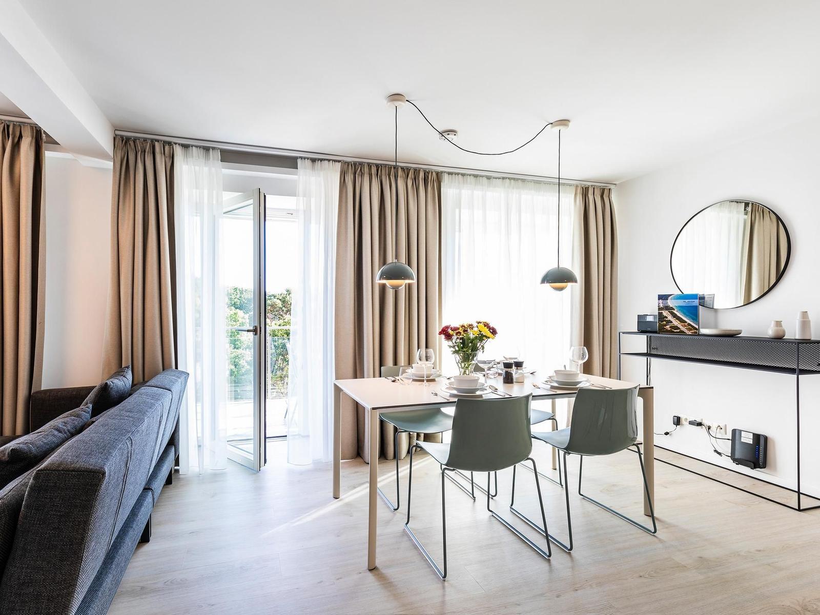Wohnzimmer: Schlafsofa, TV, Zugang zum Balkon