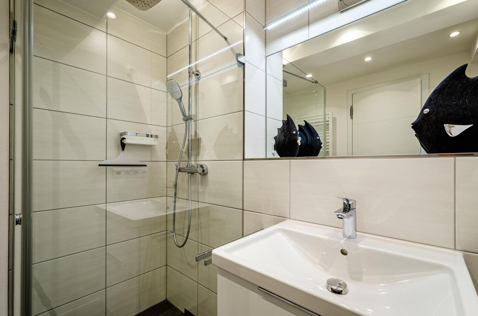 Badezimmer: Regendusche, WC, Haartrockner