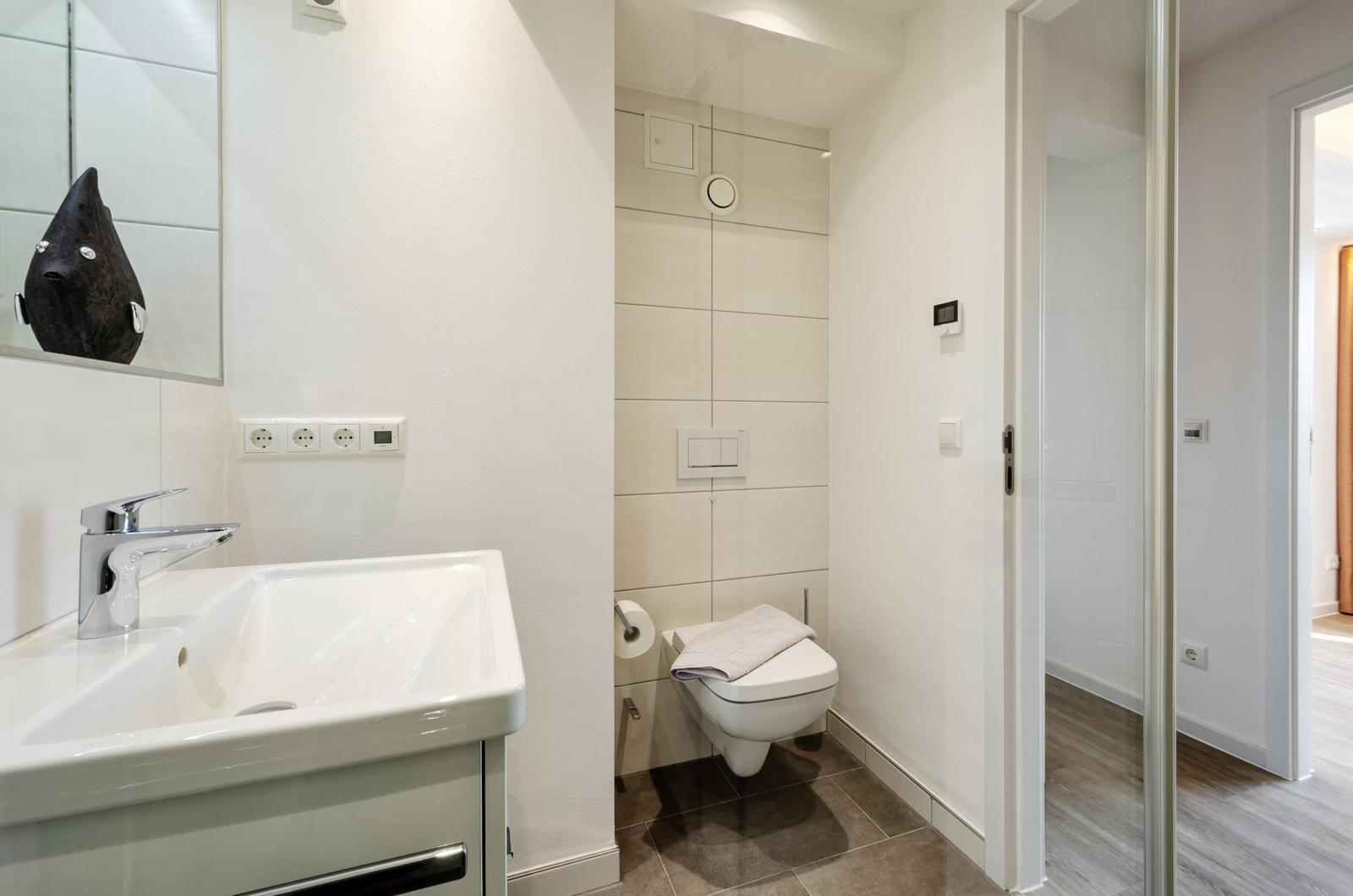Badezimmer: Regendusche, WC, Haartrockner