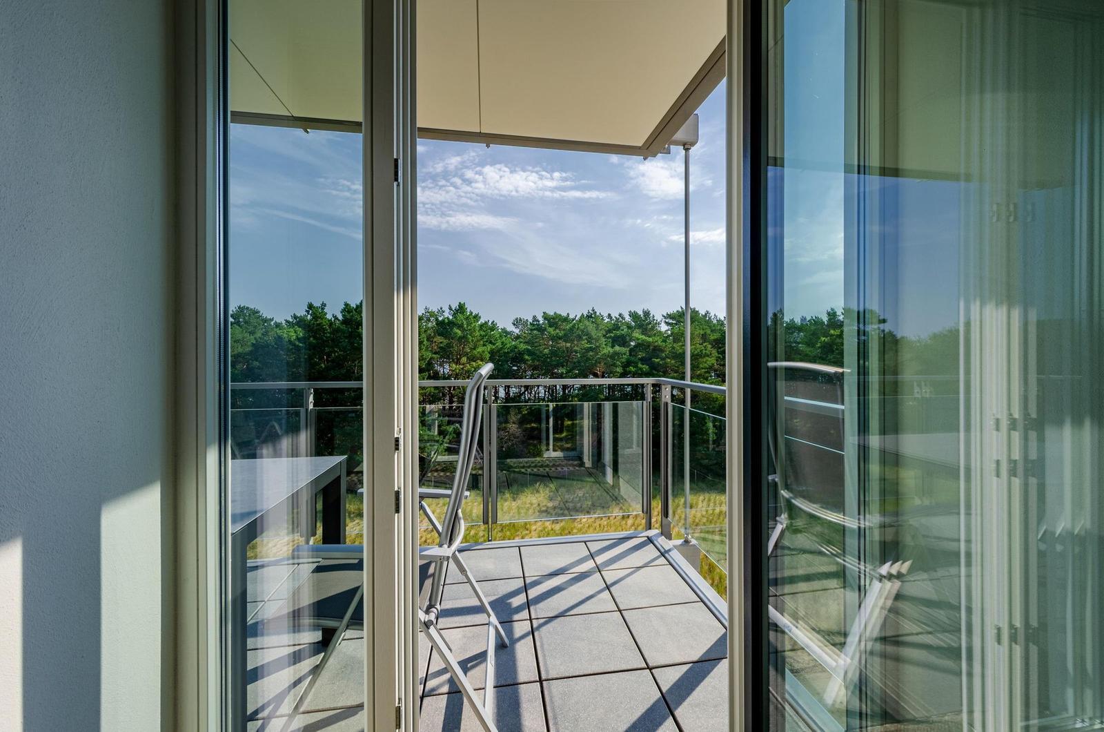 Terrasse mit Sitzgelegenheit und Blick auf Wald
