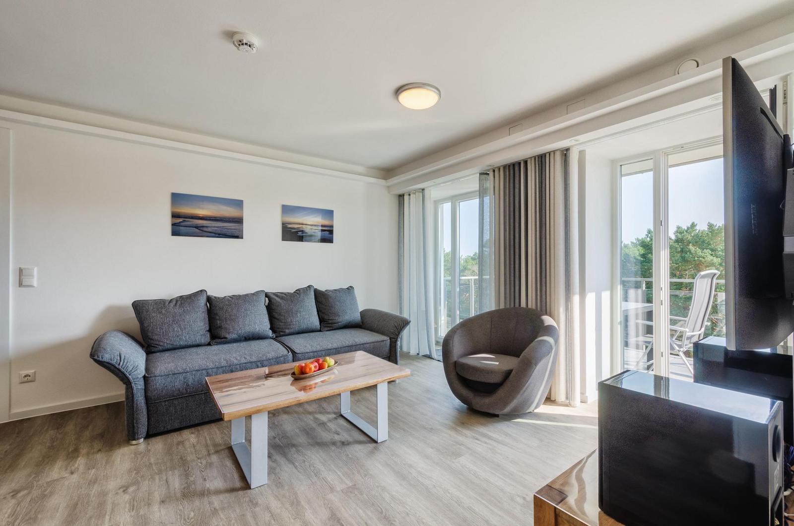 Wohnzimmer: Schlafsofa, TV, Zugang zum Balkon