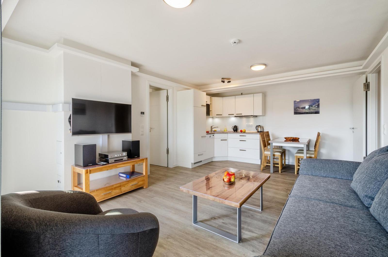 Wohnzimmer: Schlafsofa, TV, Zugang zum Balkon