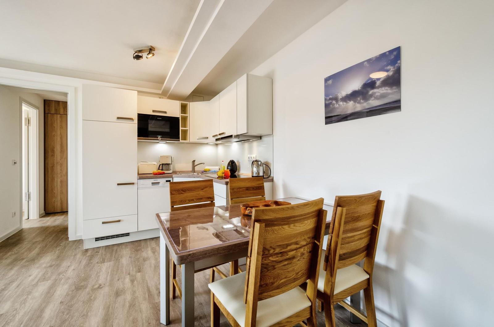 Wohnzimmer: Schlafsofa, TV, Zugang zum Balkon
