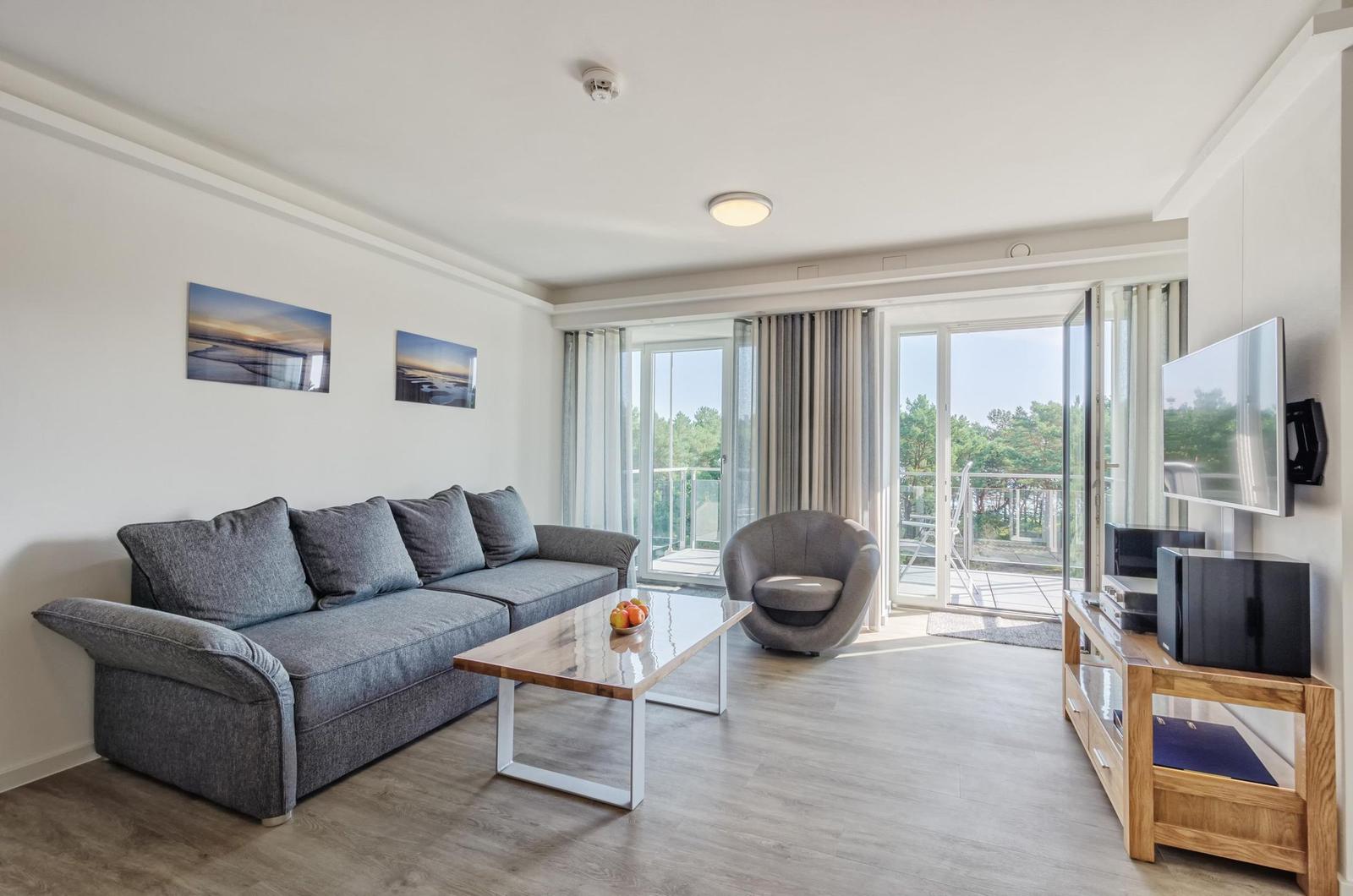 Wohnzimmer: Schlafsofa, TV, Zugang zum Balkon