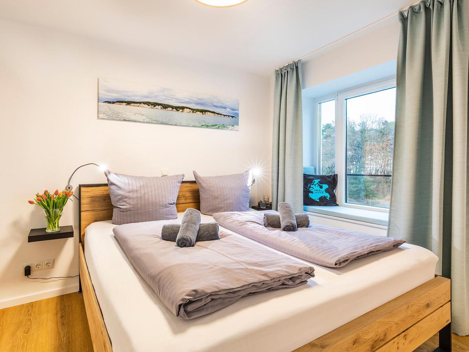 Schlafzimmer 1: Doppelbett (180x200), Kleiderschrank, Smart-TV