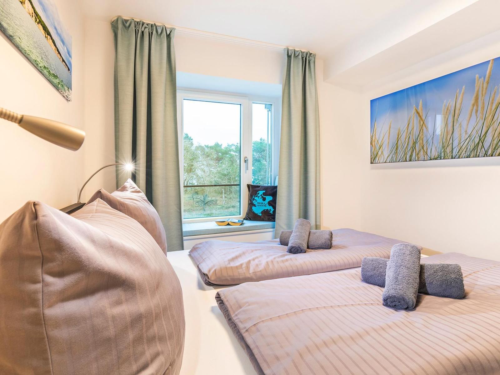 Schlafzimmer 1: Doppelbett (180x200), Kleiderschrank, Smart-TV