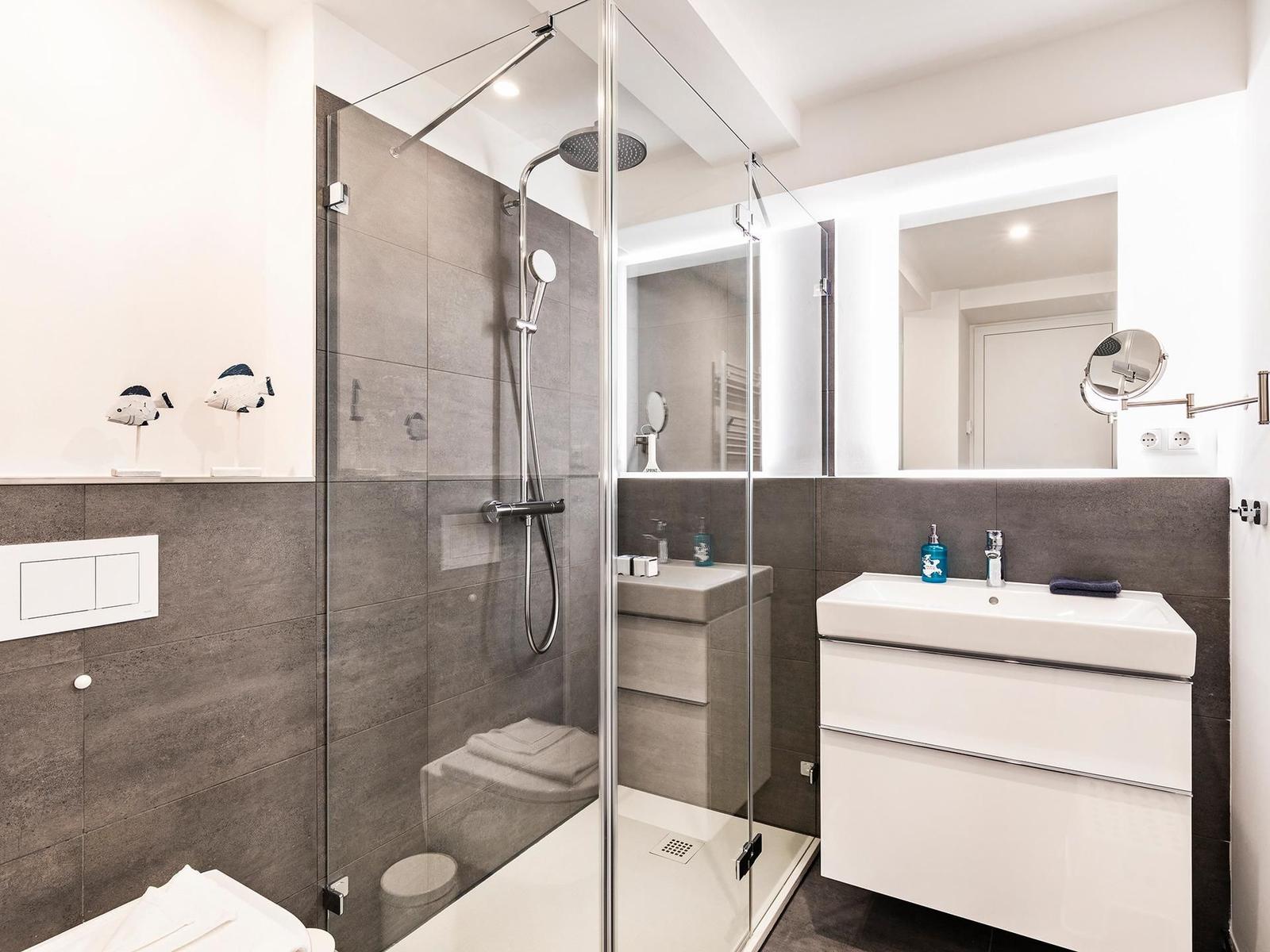 Badezimmer : Regendusche, WC, Föhn