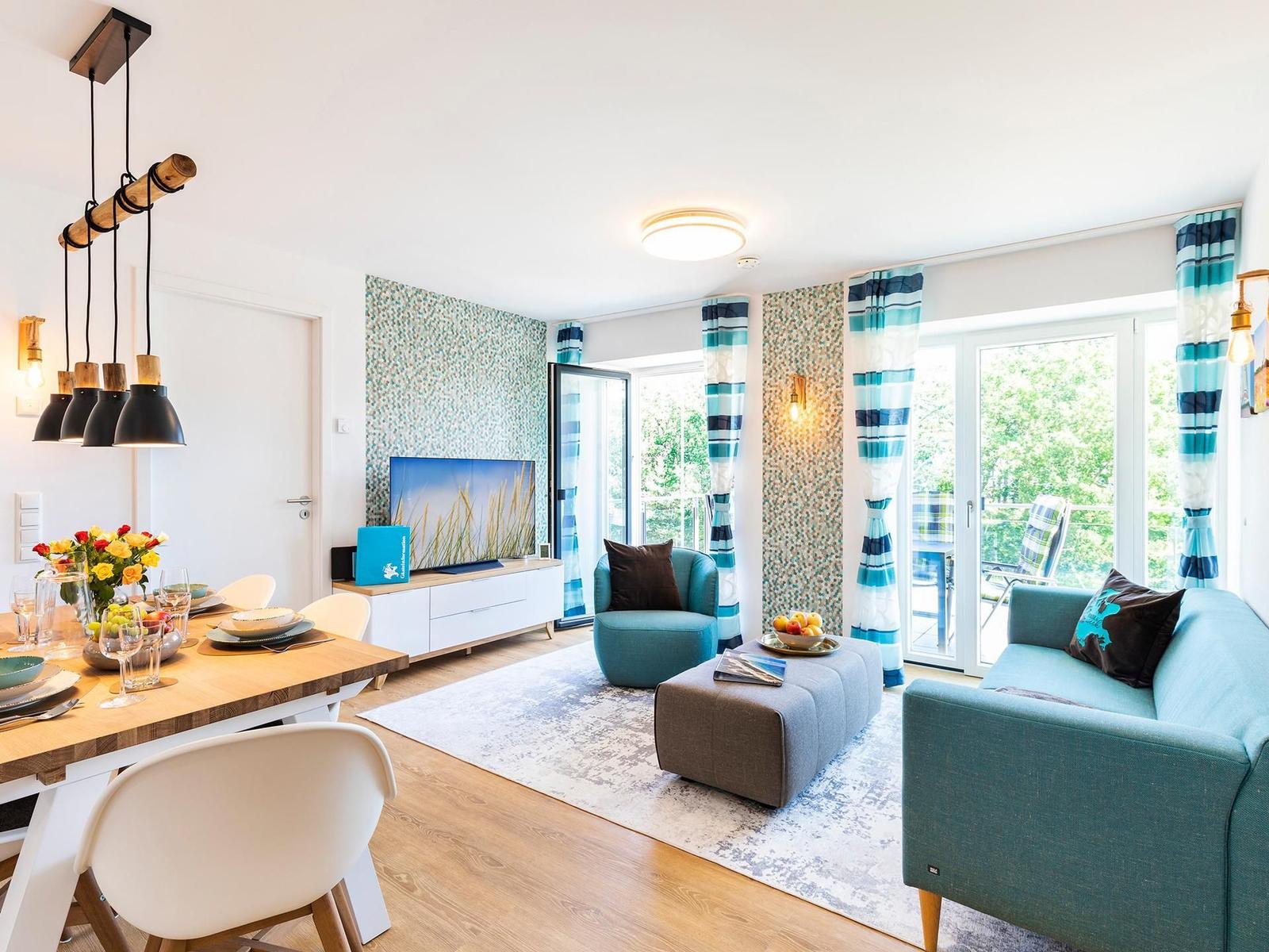 Wohn-/Essbereich: Sitzgruppe mit Couch und Sessel, Smart-TV, Zugang zum Balkon, Esstisch mit 5 Stühlen