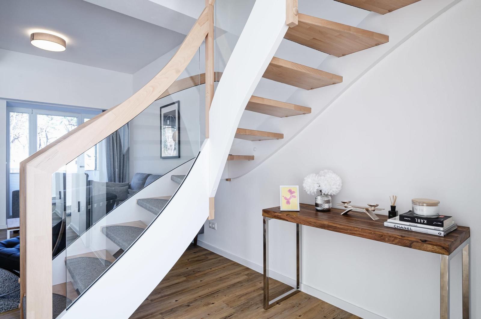 Wohnzimmer: Sitzecke, TV, Essbereich, Zugang zur Terrasse