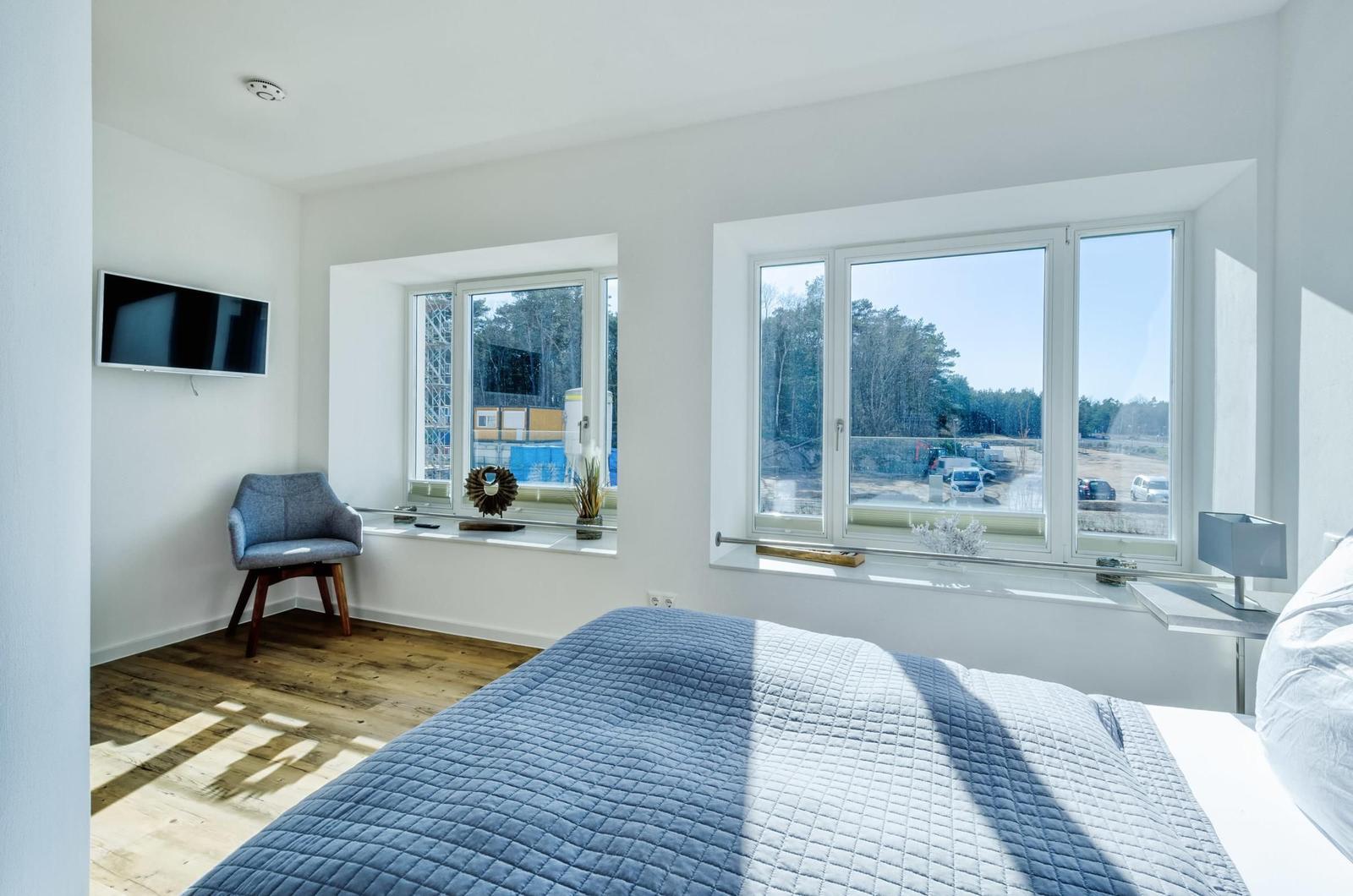 Schlafzimmer 1: Doppelbett (160 x 200), TV, Kleiderschrank, Zugang zum Balkon