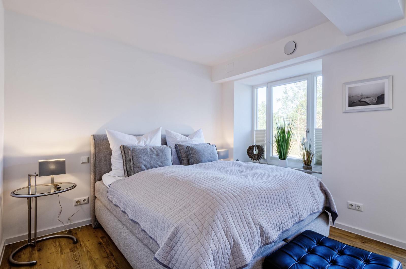 Schlafzimmer 1: Doppelbett (160 x 200), TV, Kleiderschrank, Zugang zum Balkon