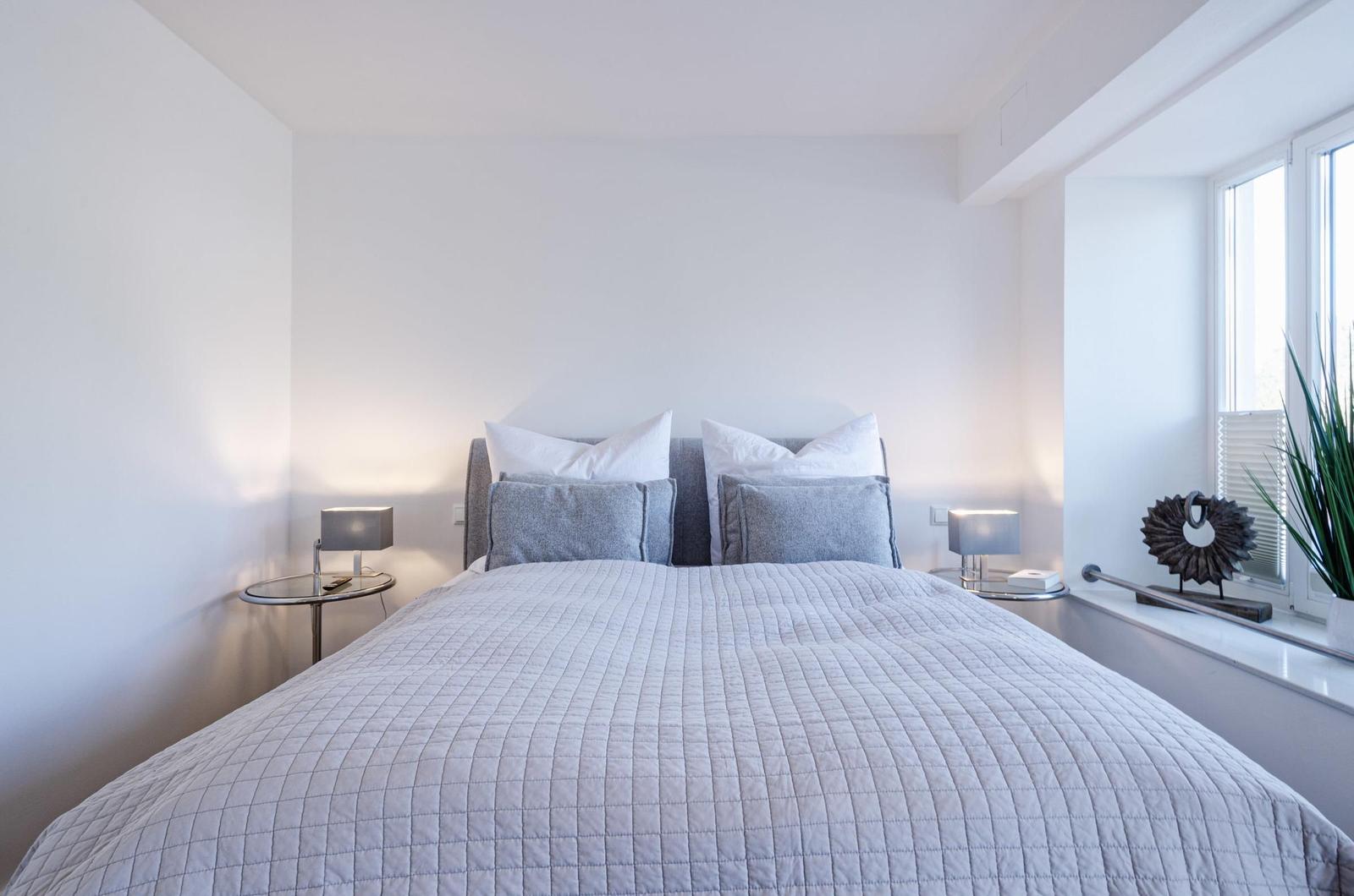 Schlafzimmer 2: Doppelbett (160 x 200), TV, Kleiderschrank