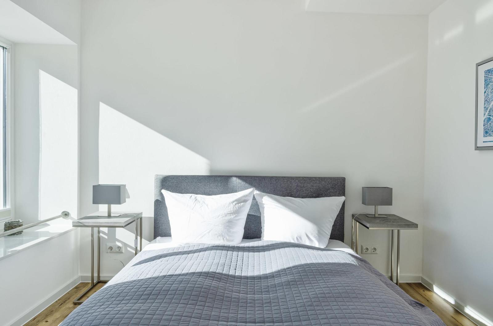 Schlafzimmer 2: Doppelbett (160 x 200), TV, Kleiderschrank