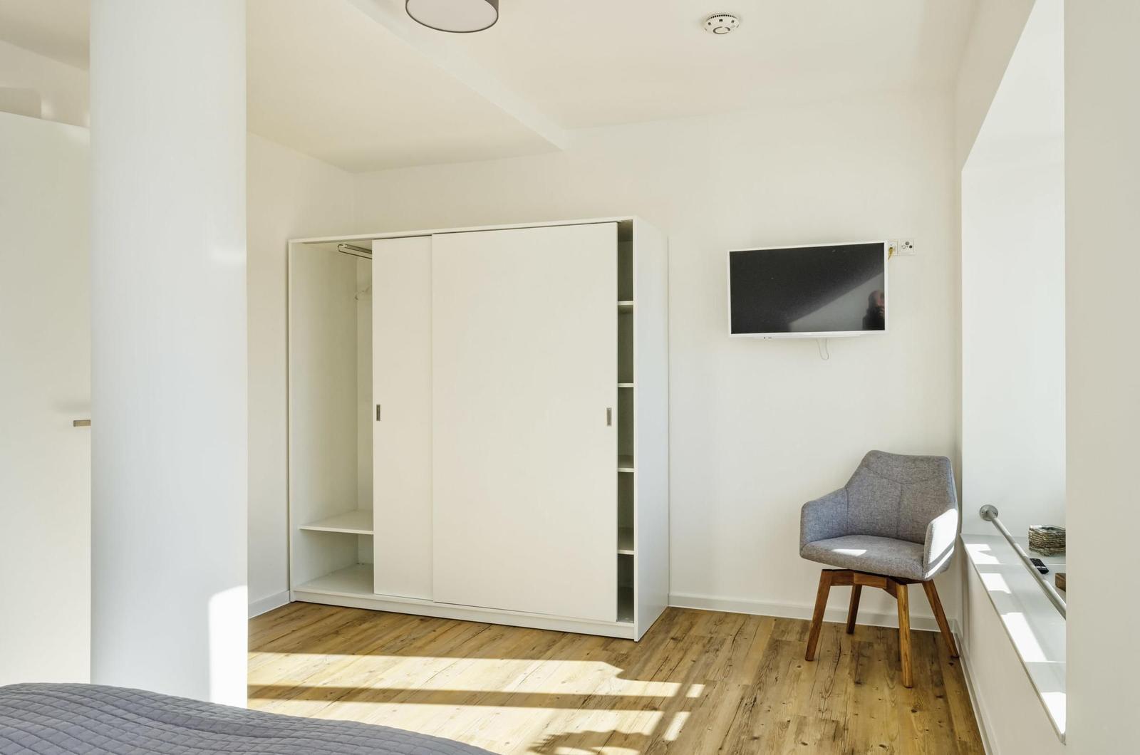 Schlafzimmer 2: Doppelbett (160 x 200), TV, Kleiderschrank