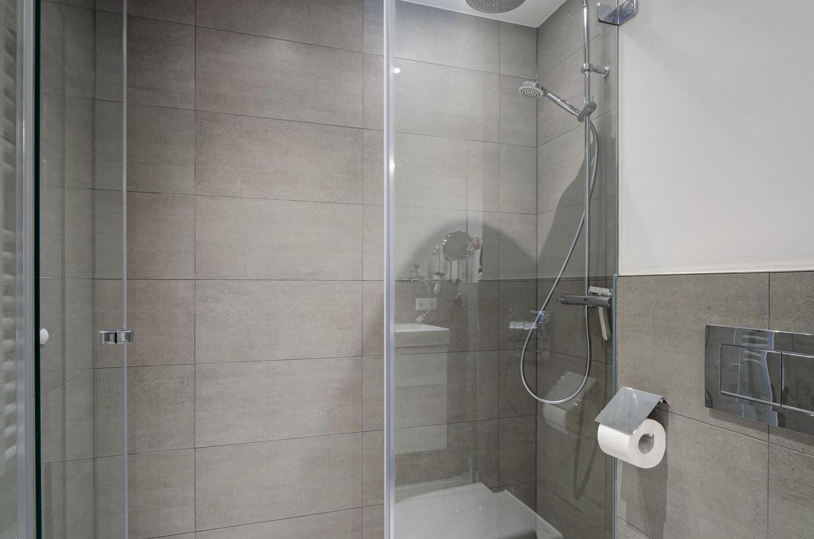 Badezimmer: Regendusche, WC