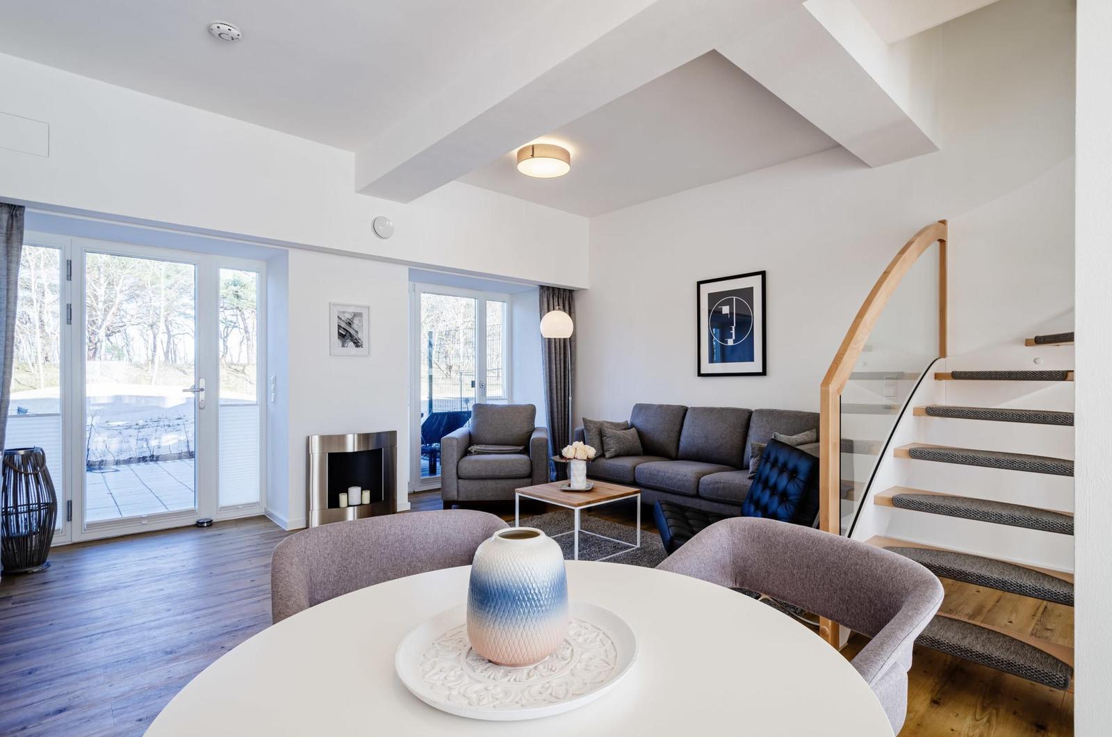Wohnzimmer: Sitzecke, TV, Essbereich, Zugang zur Terrasse