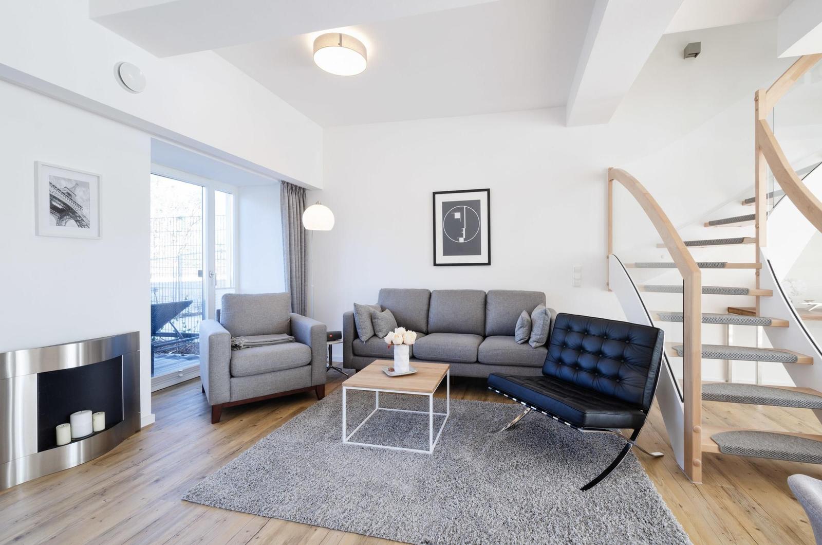 Wohnzimmer: Sitzecke, TV, Essbereich, Zugang zur Terrasse