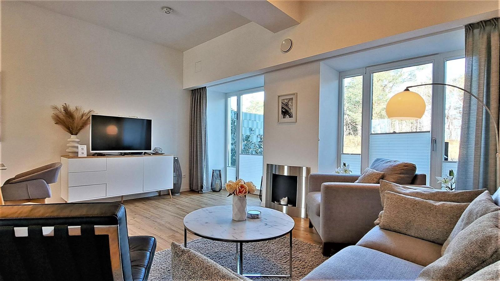 Wohnzimmer: Sitzecke, TV, Essbereich, Zugang zur Terrasse