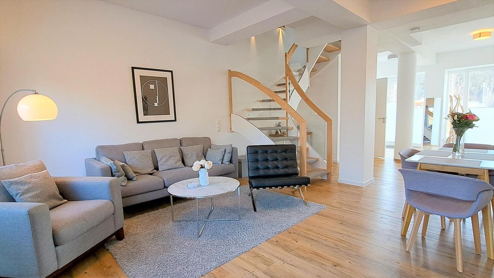 Wohnzimmer: Sitzecke, TV, Essbereich, Zugang zur Terrasse