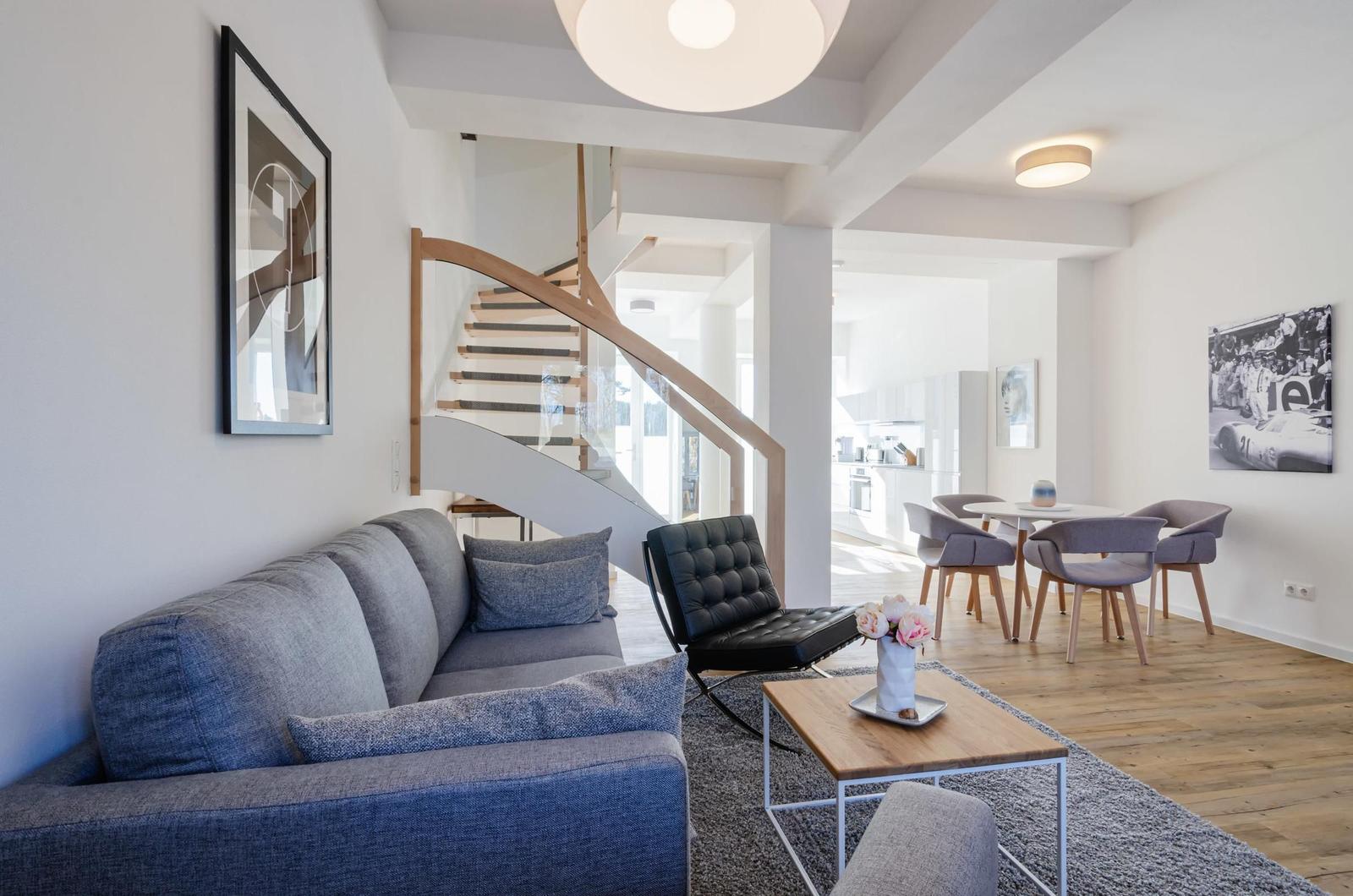 Wohnzimmer: Sitzecke, TV, Essbereich, Zugang zur Terrasse