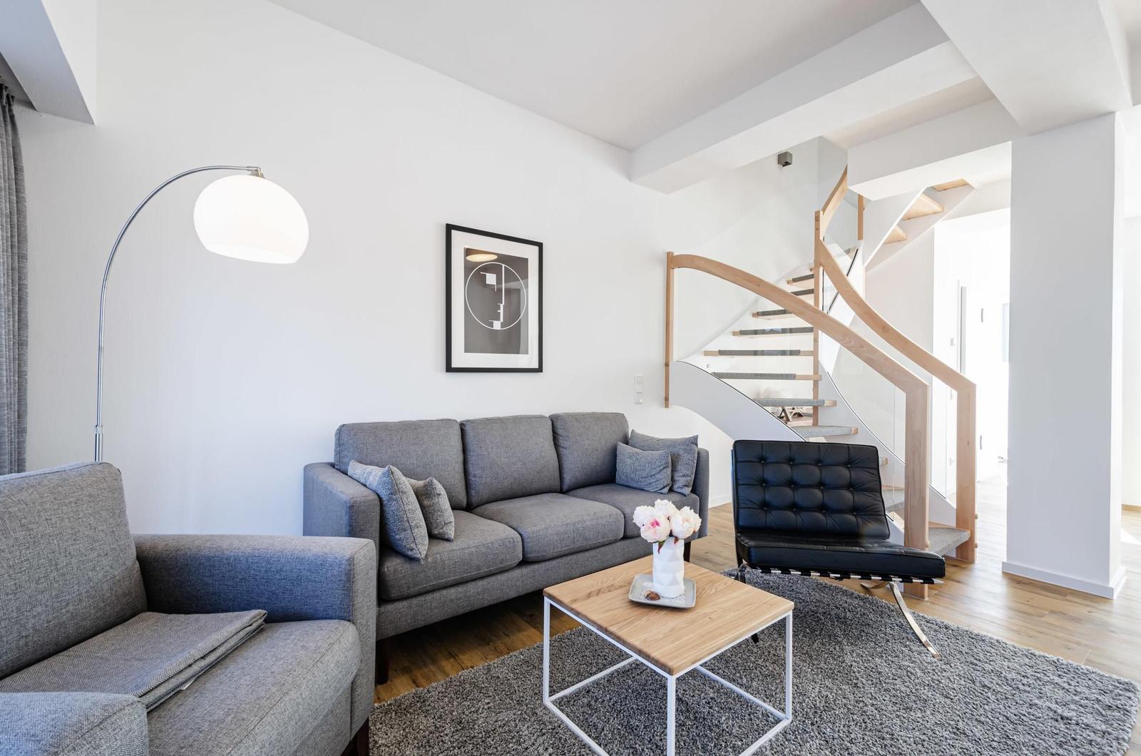 Wohnzimmer: Sitzecke, TV, Essbereich, Zugang zur Terrasse