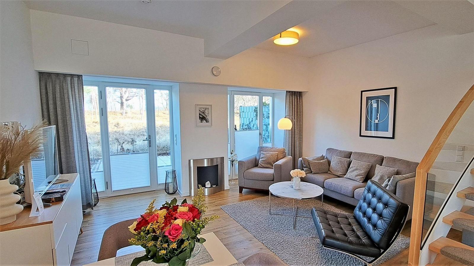 Wohnzimmer: Sitzecke, TV, Essbereich, Zugang zur Terrasse