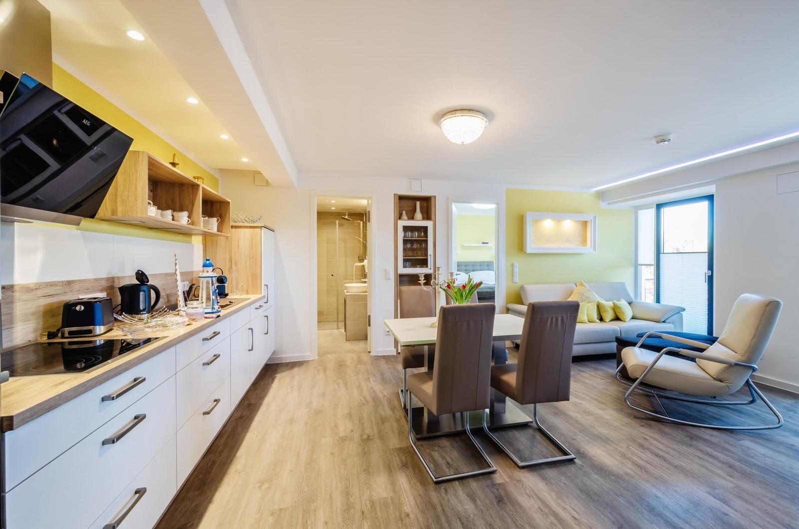 Wohnzimmer: Schlafsofa, TV, Essbereich, Zugang zum Balkon