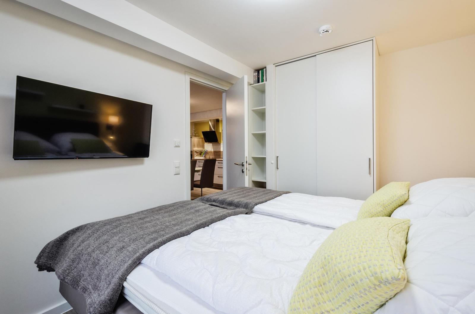 Schlafzimmer 1: Doppelbett (160 x 200), TV, Insektenschutz