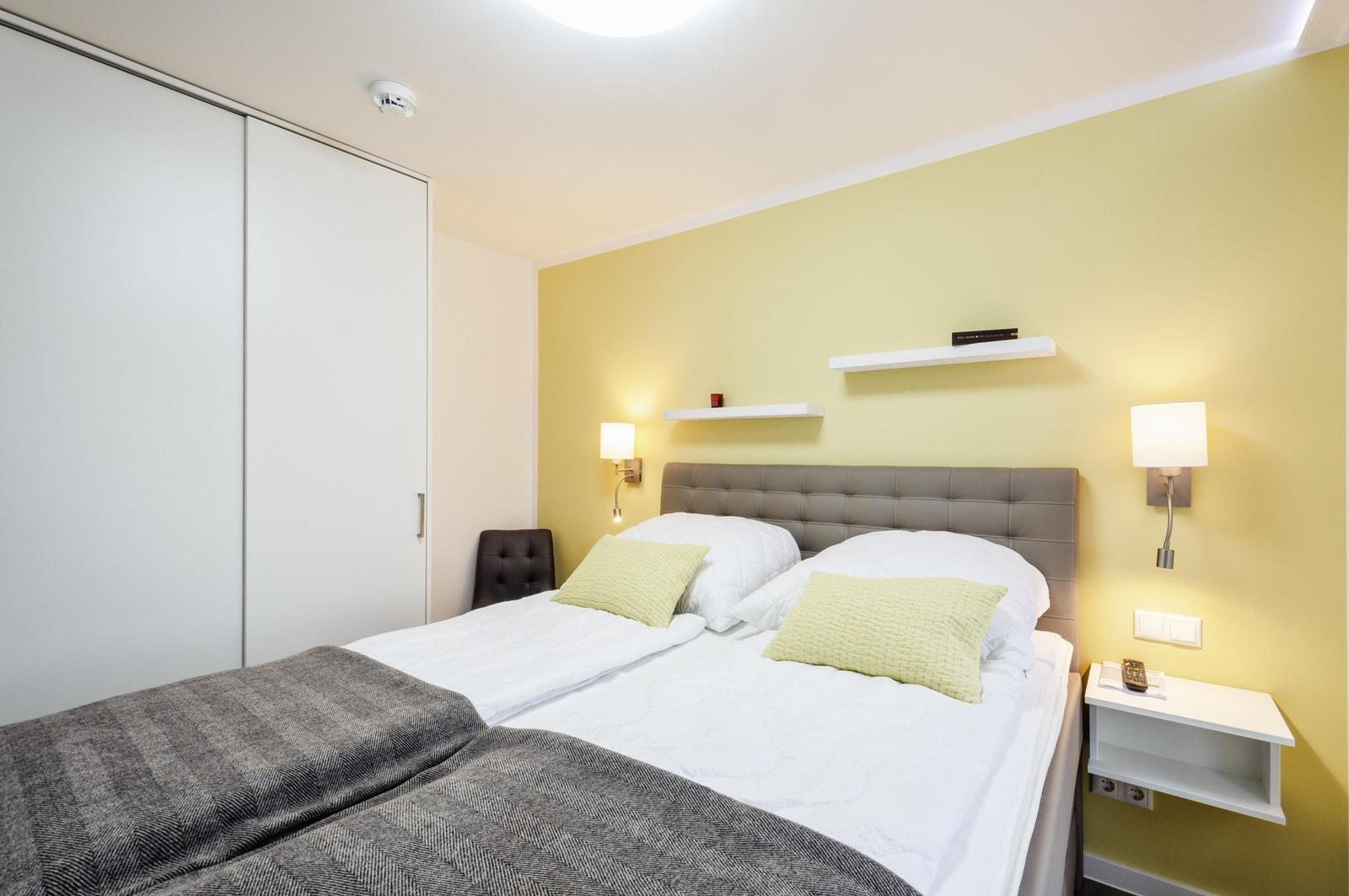 Schlafzimmer 1: Doppelbett (160 x 200), TV, Insektenschutz