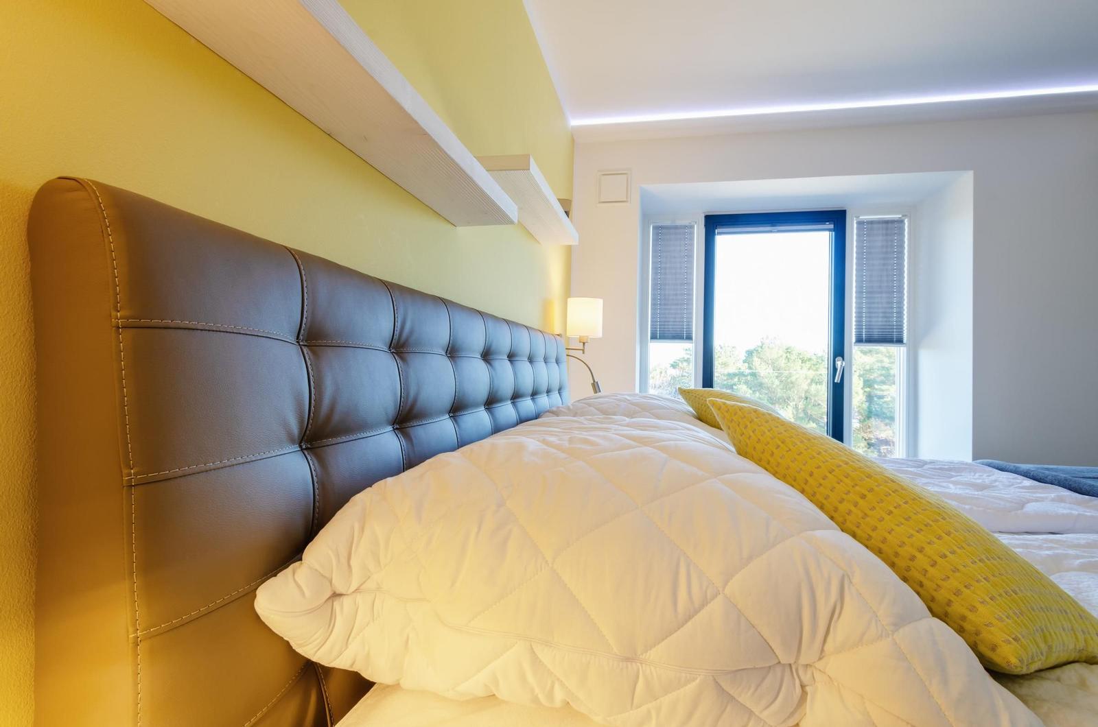 Schlafzimmer 1: Doppelbett (160 x 200), TV, Insektenschutz