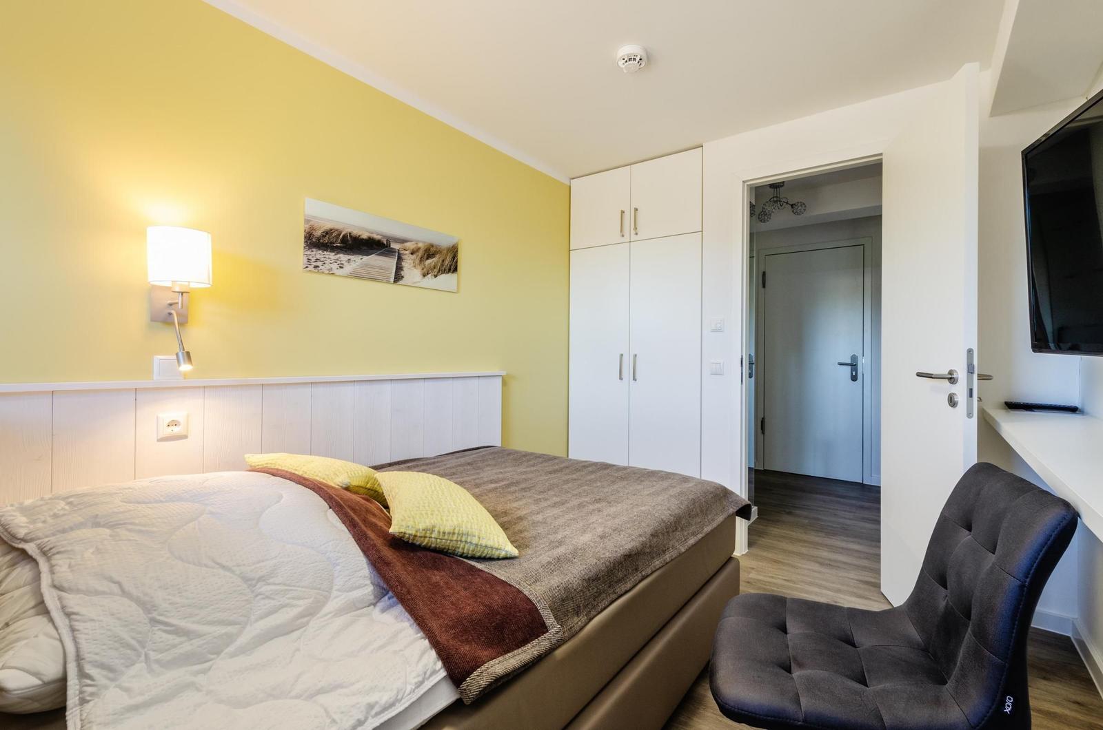 Schlafzimmer 2: Einzellbett (140 x 200), TV, Insektenschutz