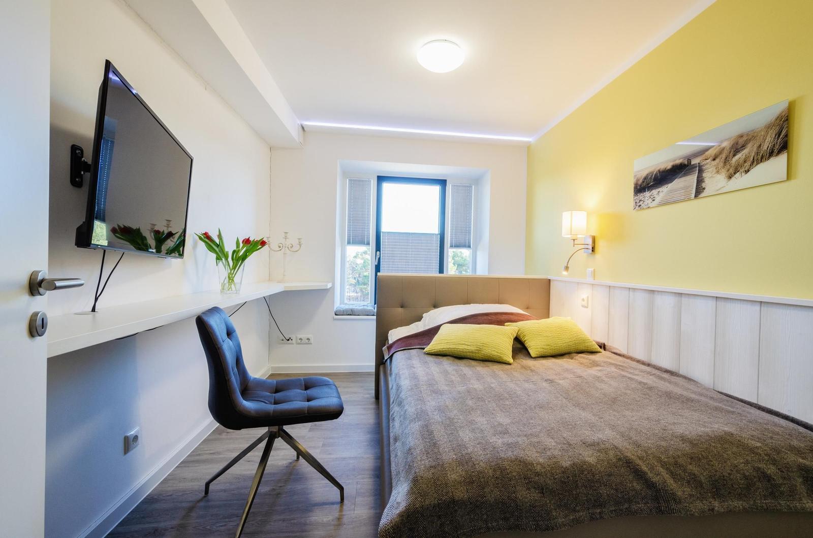 Schlafzimmer 2: Einzellbett (140 x 200), TV, Insektenschutz