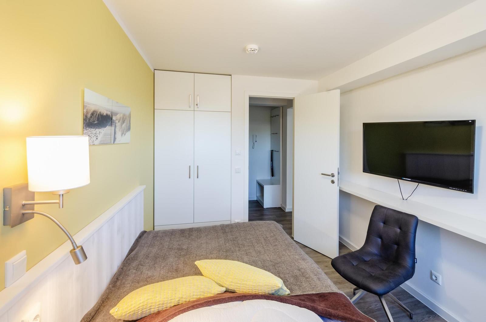 Schlafzimmer 2: Einzellbett (140 x 200), TV, Insektenschutz