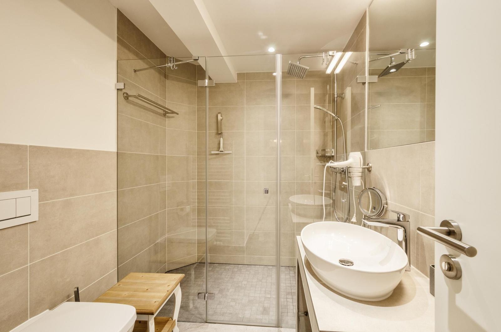 Badezimmer: Regendusche, WC, Haartrockner