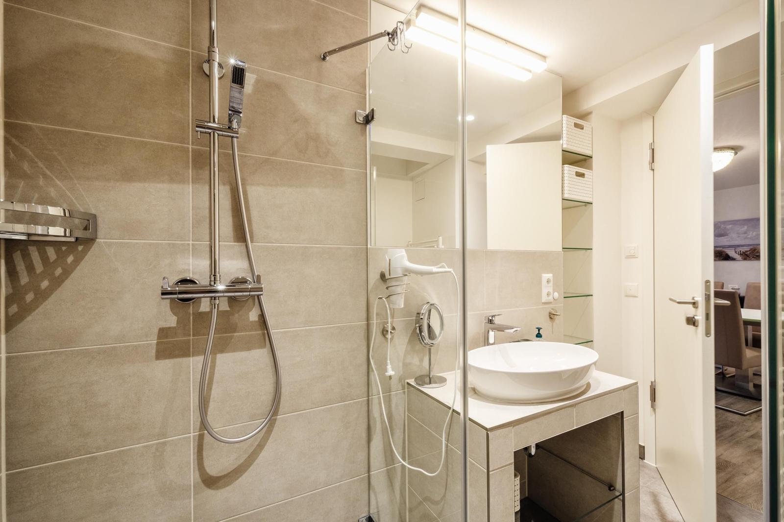 Badezimmer: Regendusche, WC, Haartrockner