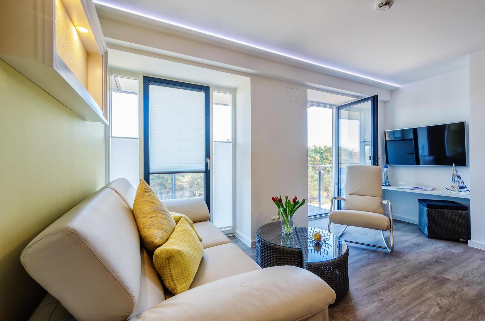 Wohnzimmer: Schlafsofa, TV, Essbereich, Zugang zum Balkon